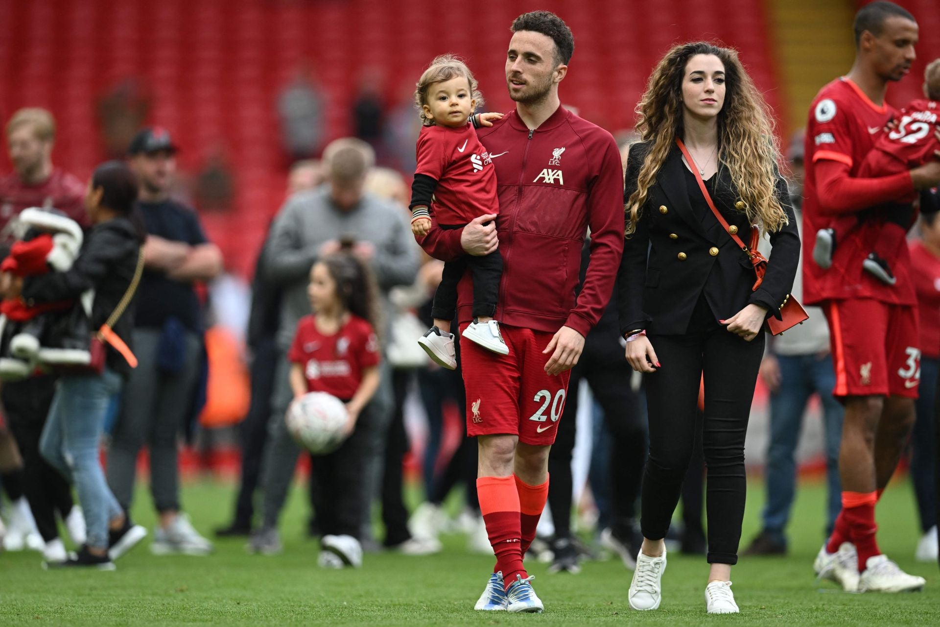 Diogo Jota celebra junto a su hija y esposa el título de Premier League.