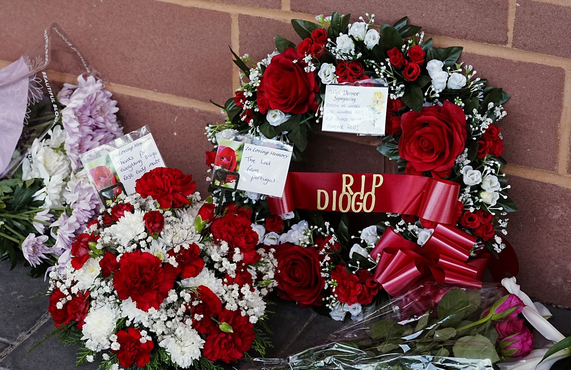 Coronas de flores tras la muerte de Diogo Jota en Anfield.