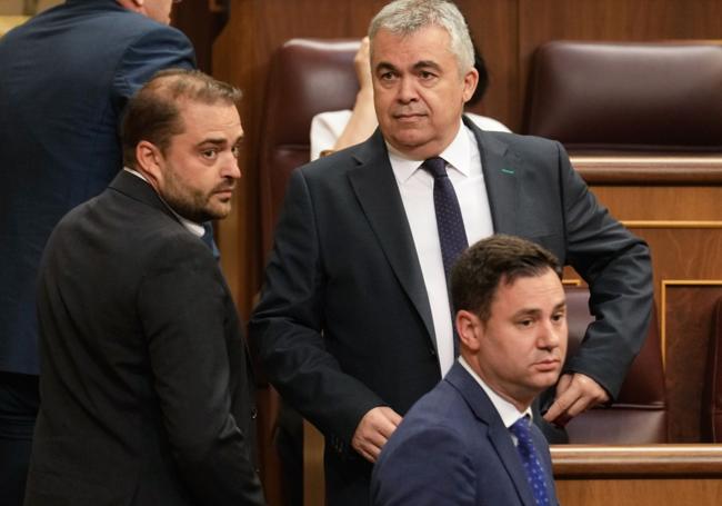 Santos Cerdán, entre el abulense Manuel Arribas y el leonés Javier Alfonos Cendón, el día que se hizo público el informe de la UCO que le ha llevado a prisión preventiva.