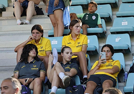 Jugadoras del Valencia en las gradas de La Balastera.