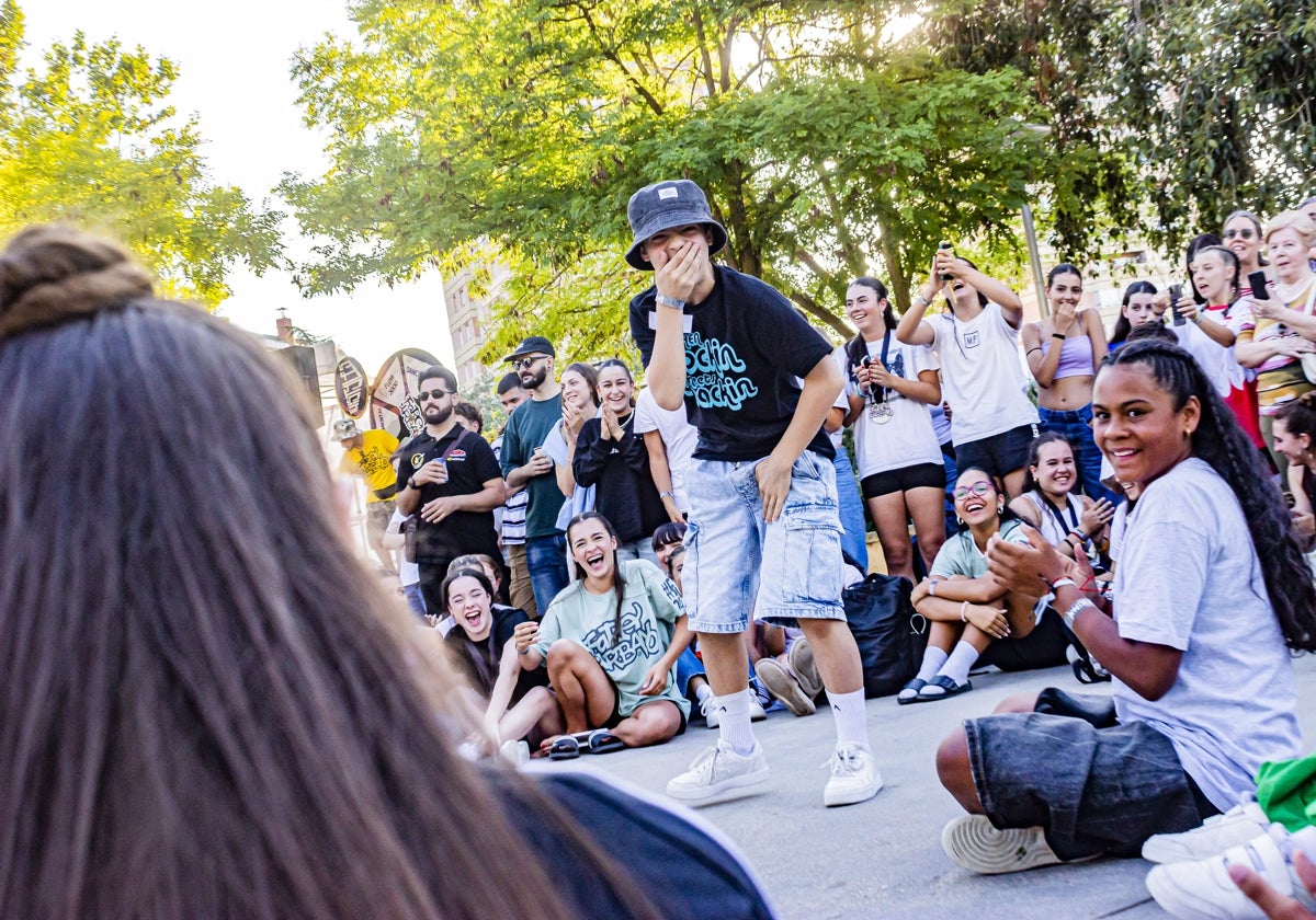 Una escena de danza callejera en el marco del festival Faro Urbano.