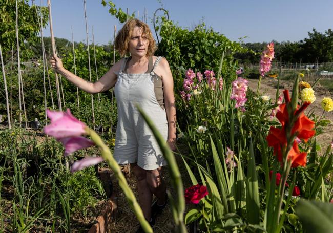 Eva Correa cuida sus flores.