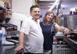 Javier Domínguez y Reyes Hernández, tras la barra del Mesón Herbe.