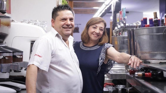 Javier Domínguez y Reyes Hernández, tras la barra del Mesón Herbe.