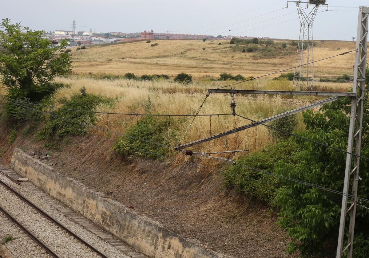 Terrenos situados junto a la vía del tren en Hontoria, con el polígono del Cerro al fondo.