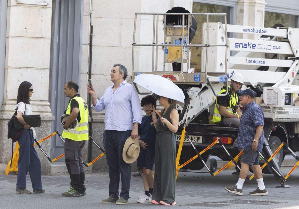 Trabajadores y peatones a la sombra en una calle de Valladolid este miércoles.