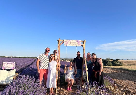 Turistas disfrutando de los campos de lavanda en Caleruega (Burgos).