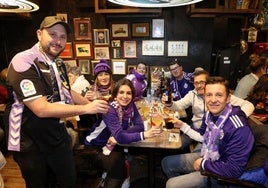 El presidente de la Federación de Peñas del Real Valladolid, Mario Puertas, (primero por la izquierda), junto con otros seguidores en el desplazamiento de aficionados del Pucela a Burgos hace dos temporadas en Segunda División.