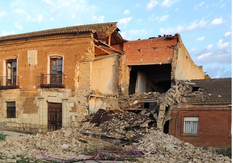 Derrumbe de la casa del siglo XVI en el que se ve el tejado afectado de la casa colindante.