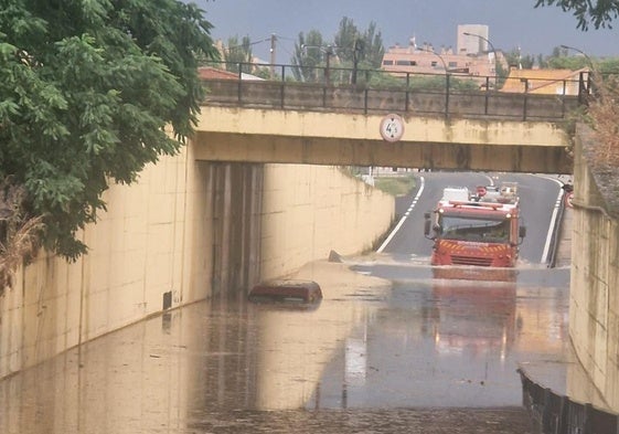 Coche atrapado en un paso subterráneo de Medina del Campo.