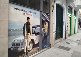 Anuncio de la próxima apertura de la tienda de El Ganso en la calle Santiago de Valladolid.