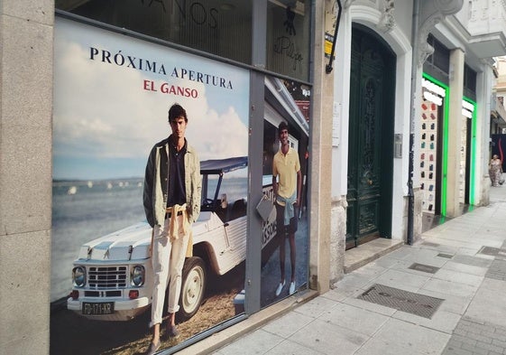 Anuncio de la próxima apertura de la tienda de El Ganso en la calle Santiago de Valladolid.