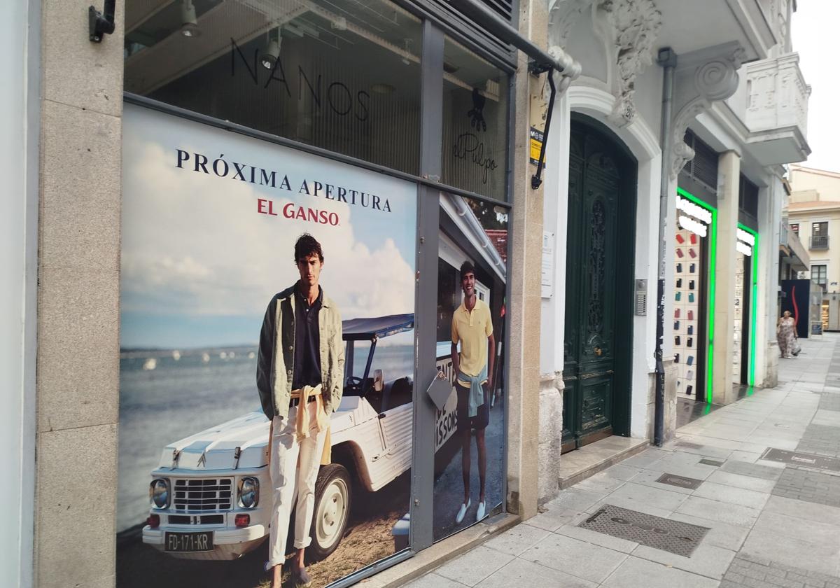 Anuncio de la próxima apertura de la tienda de El Ganso en la calle Santiago de Valladolid.