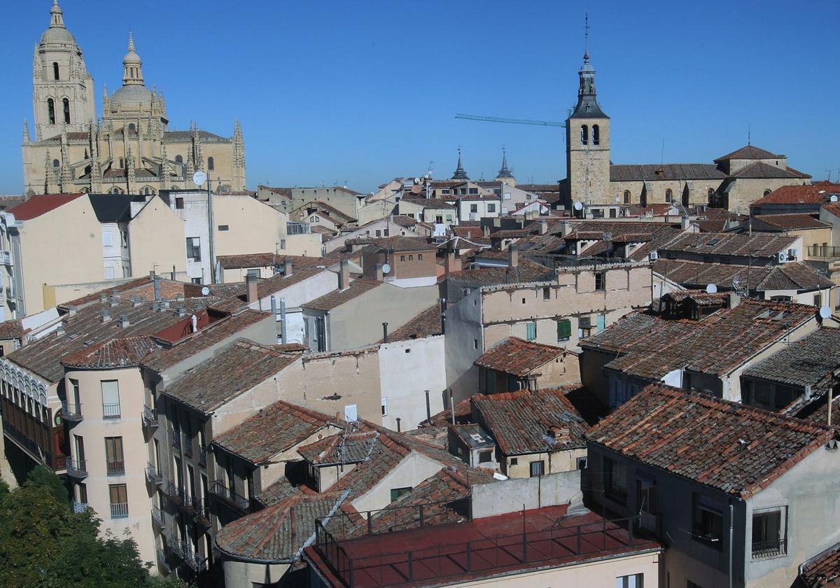 Vista aérea de inmuebles ubicados en el casco histórico de Segovia.