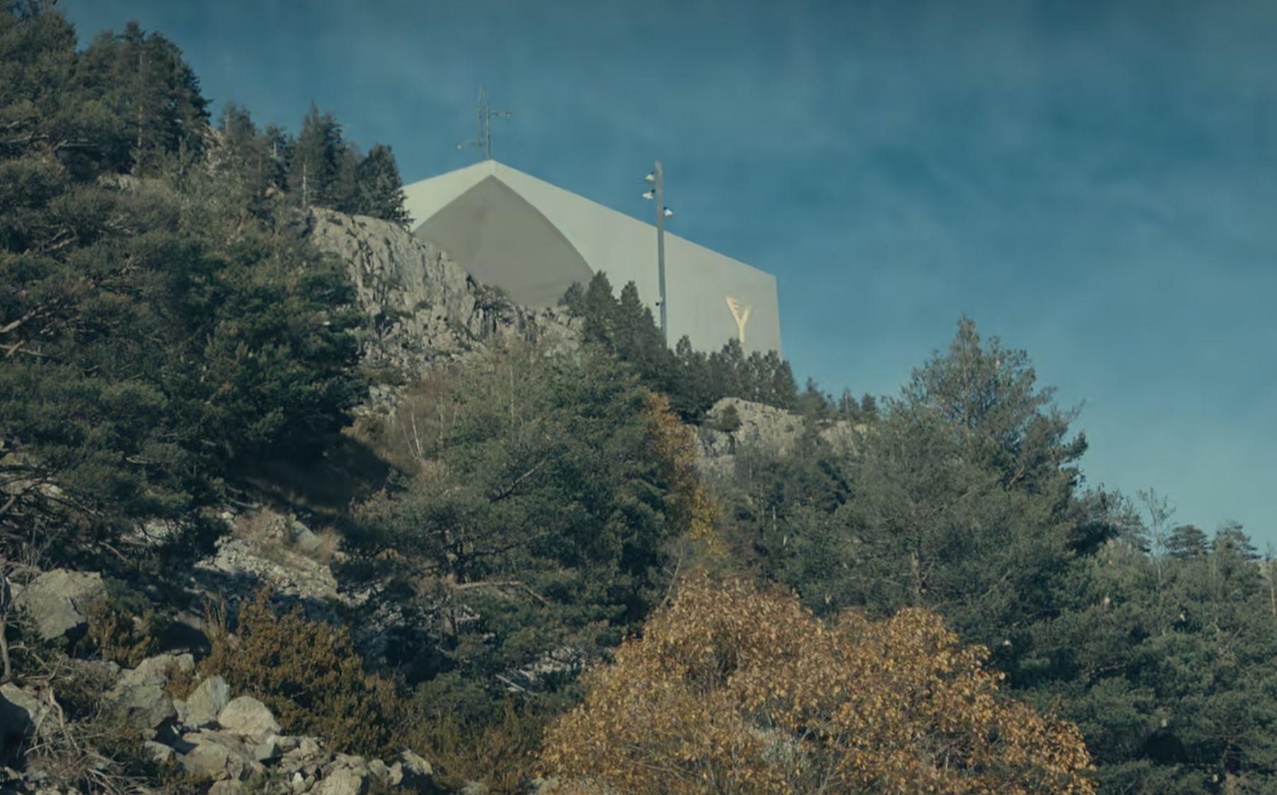 El edificio CIDE de Segovia, en la serie de Netflix 'Olympo'.