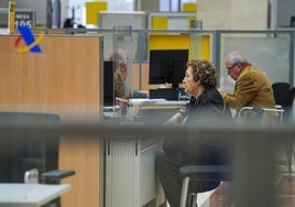 Dos contribuyentes reciben atención en una delegación de Hacienda.