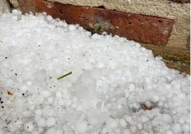 El granizo llegó a tener un centímetro de grosor.