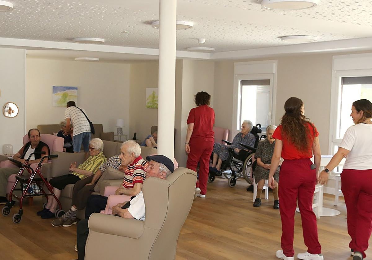 Usuarios de las nuevas unidades de convivencia de la residencia La Fuencisla.