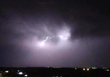 Un rayo ilumina Valladolid en una imagen de archivo.