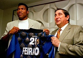 Peter Rufai, junto a Augusto César Lendoiro en su presentación con el Deportivo de la Coruña.