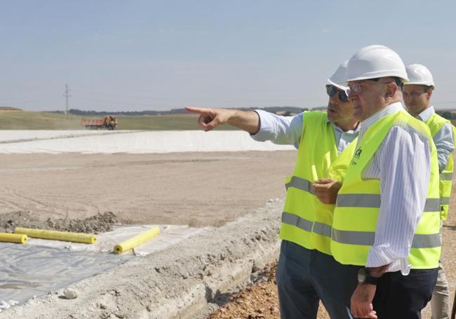 El alcalde de Valladolid, Jesús Julio Carnero, visita el vertedero municipal de Villanubla.
