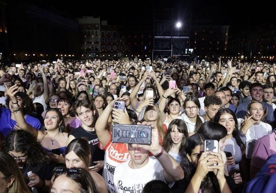 Cientos de personas el año pasado en la Plaza Mayor, durante el concierto de Ana Mena.