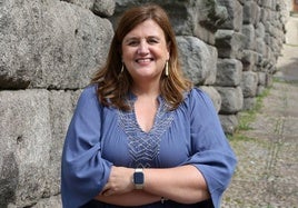 La socialista Clara Martín, junto al Acueducto de Segovia.