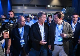 Alfonso Fernández Mañueco habla con Alberto Núñez Feijóo en presencia de Miguel Tellado.