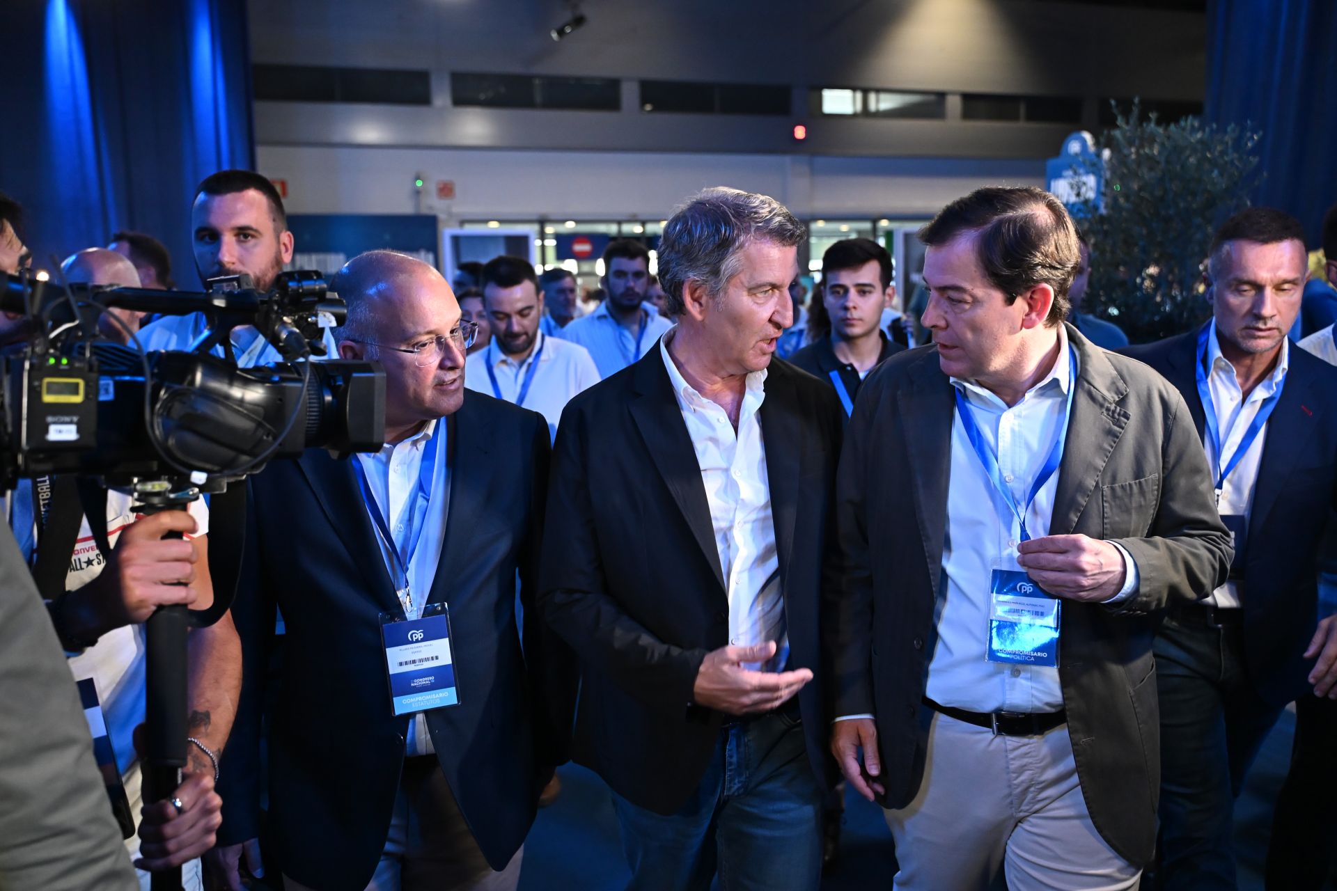Alfonso Fernández Mañueco habla con Alberto Núñez Feijóo en presencia de Miguel Tellado.