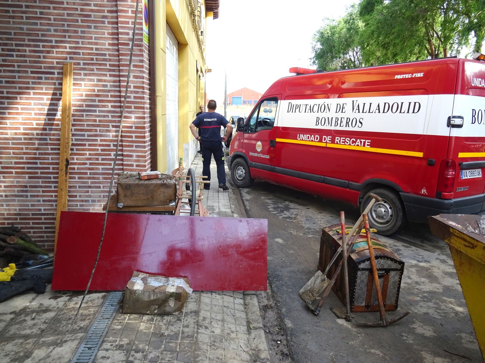Labores de limpieza de los Bomberos tras las inundaciones en Medina del Campo. Casa anegada en la calle Obispo Barrientos.