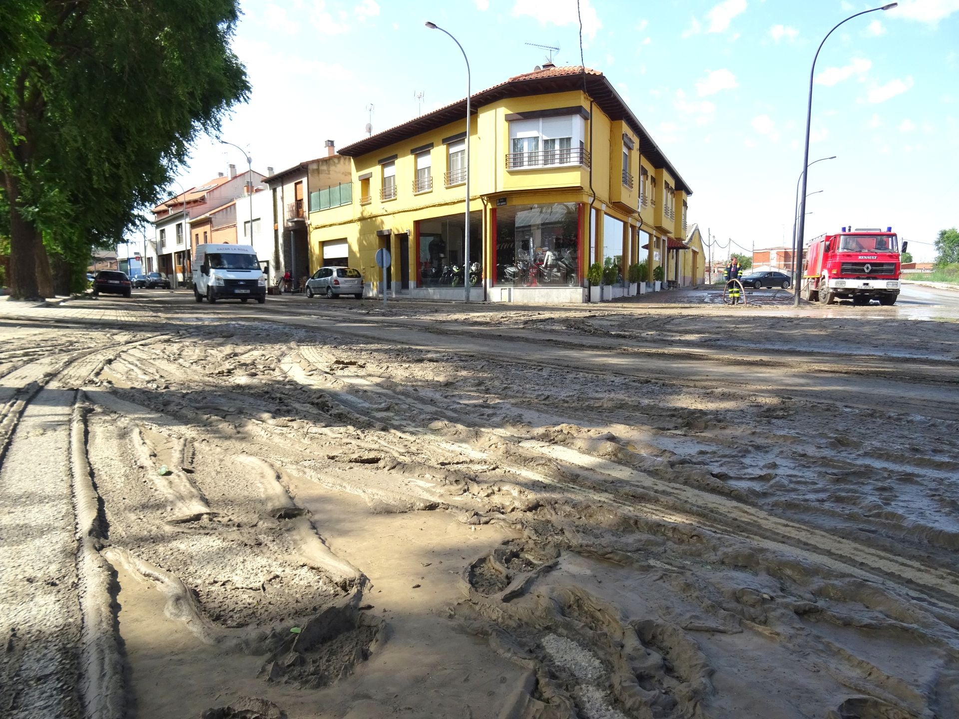 Calles embarradas por la tromba de agua en Medina del Campo.