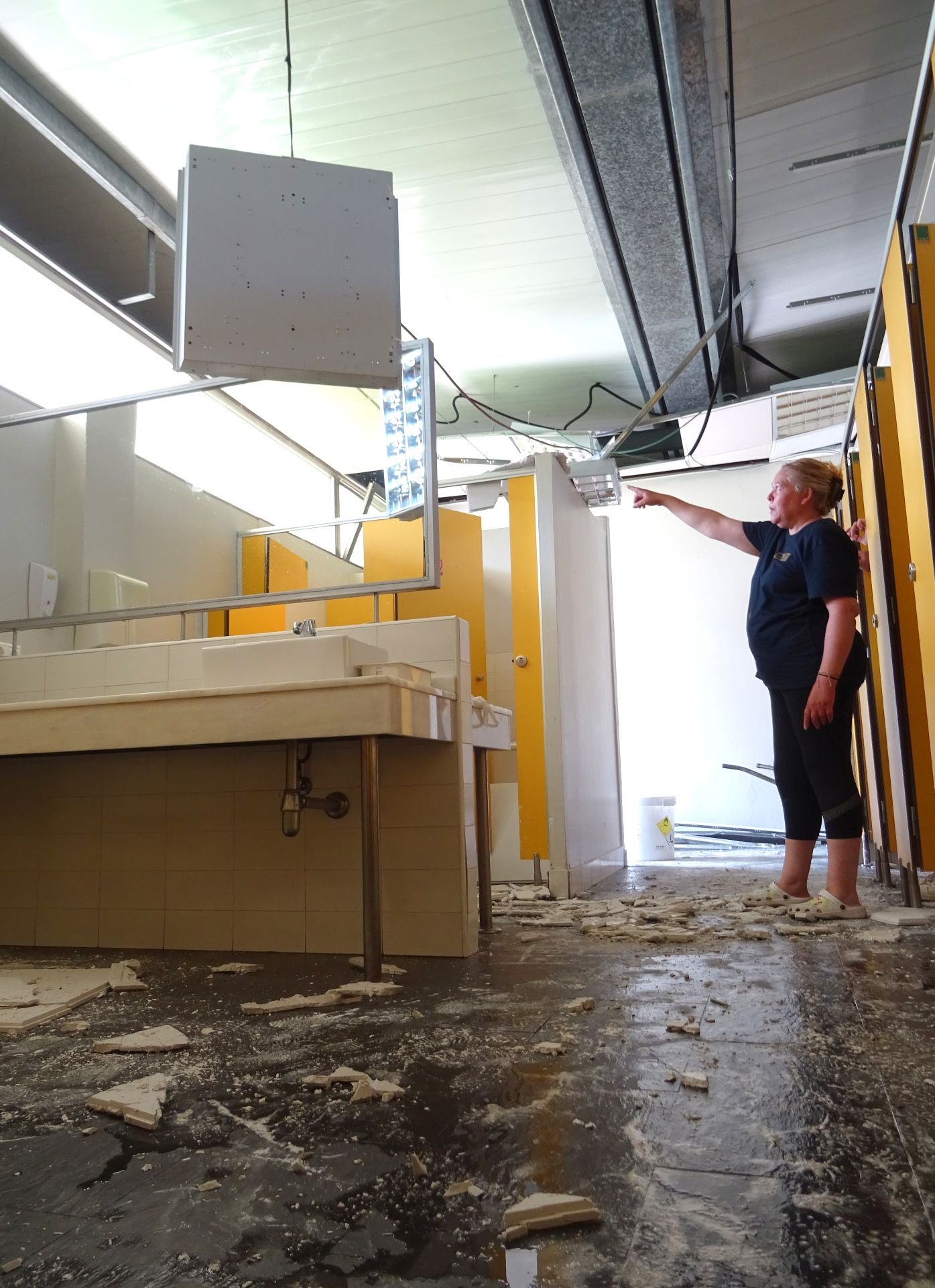 Desperfectos causados por la fuerte tromba en la piscina municipal de Medina del Campo.