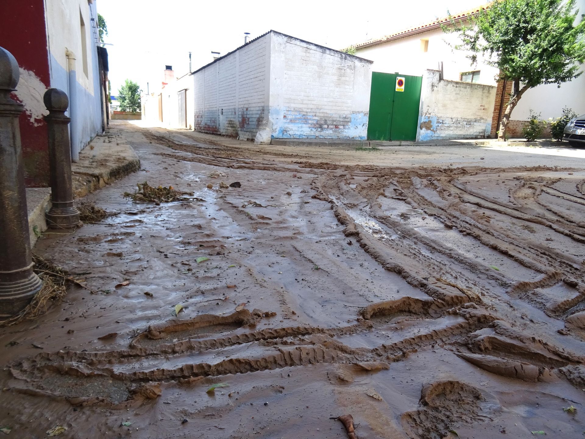 La tromba causó fuertes inundaciones en Rueda. Los suelos siguen embarrados.