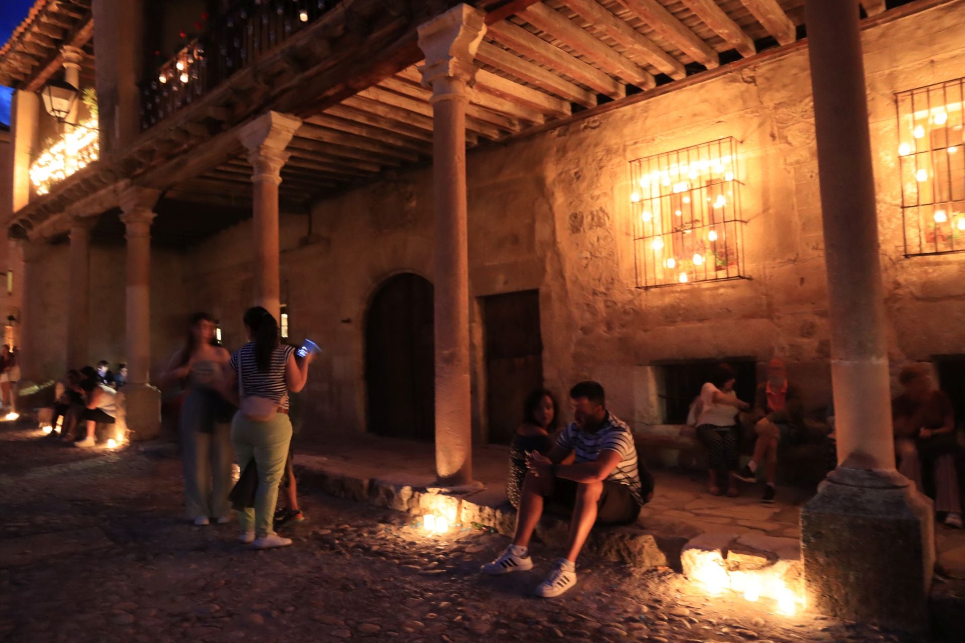La noche de las velas en Pedraza, en imágenes