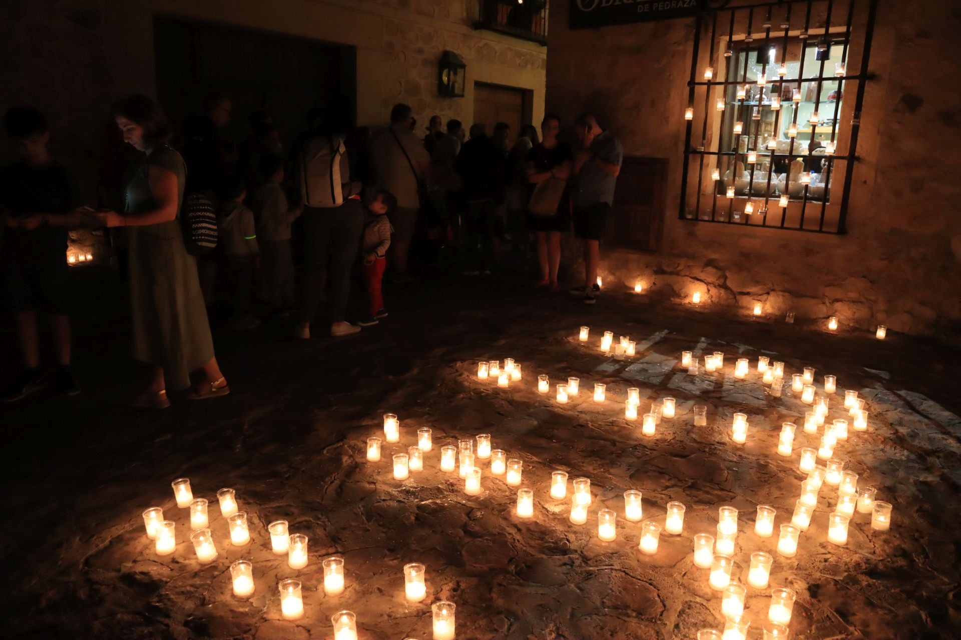 La noche de las velas en Pedraza, en imágenes