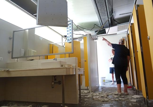 Daños en los vestuarios de la piscina municipal Barrientos de Medina del Campo.