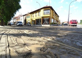 Barro acumulado en la calle Obispo Barrientos de Medina del Campo por la última tormenta.
