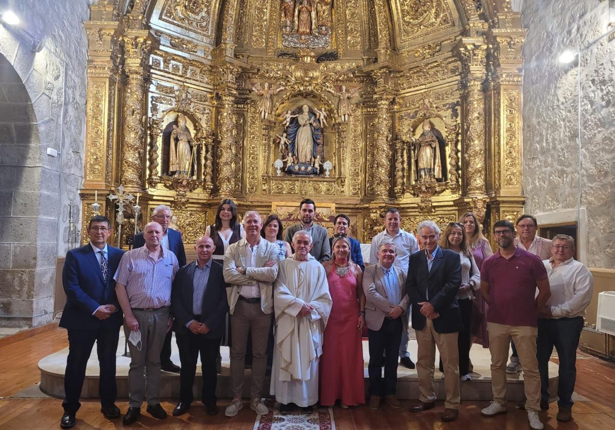 Autoridades de los diferentes municipios en la iglesia de Villanubla, junto con el párroco