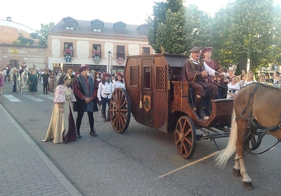 Desfile de las comitivas reales por las calles.