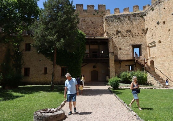 Visitantes en el castillo de Pedraza.
