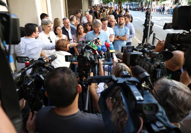 Carlos Martínez atiende a los medios acompañado de la delegación socialista de Castilla y León a su llegada a Ferraz.