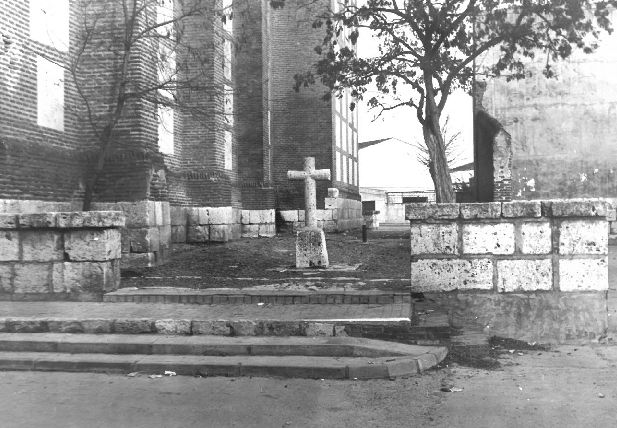 Lateral de la iglesia de San Pedro, en Serrada.18 de agosto de 1988.