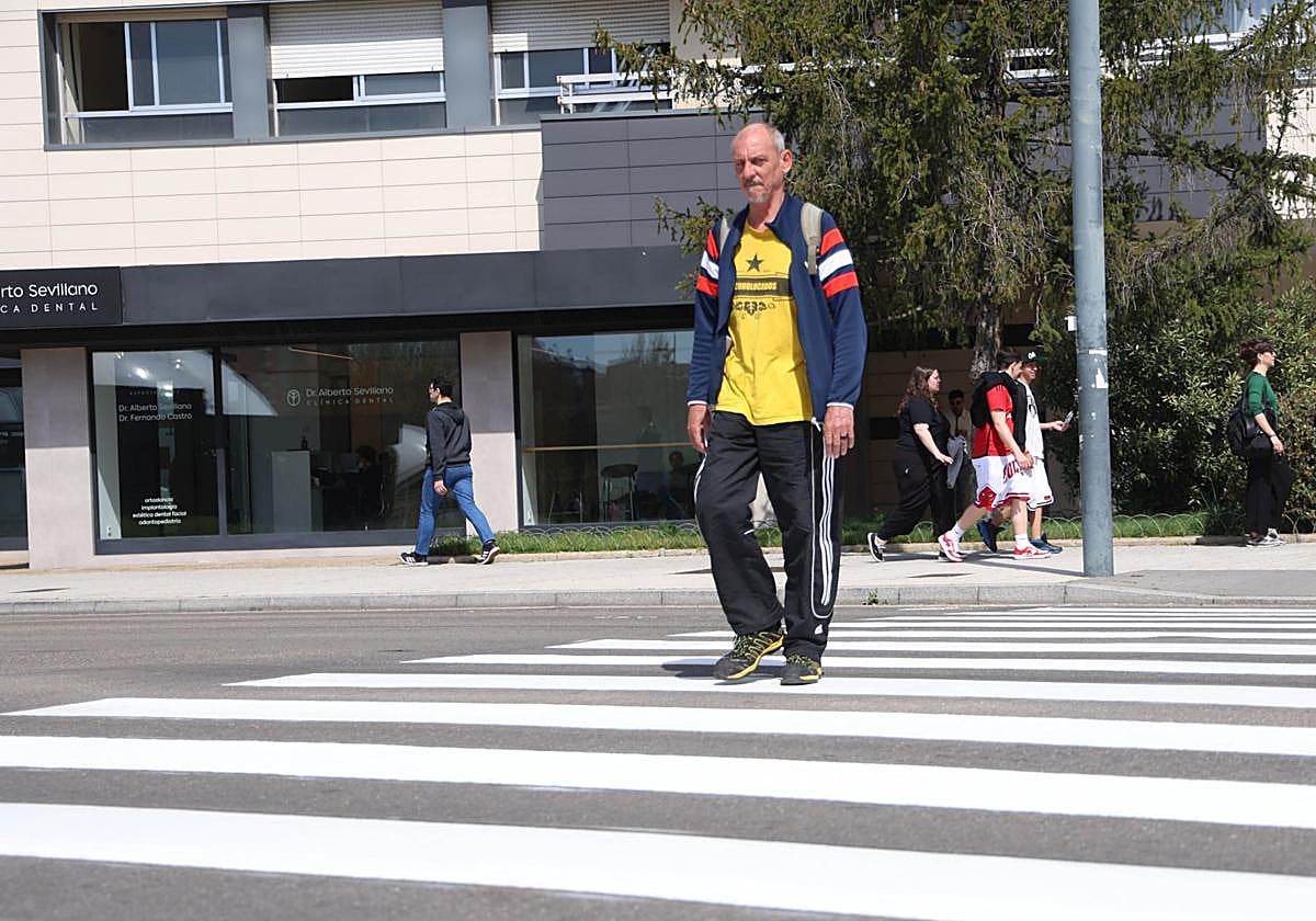 Peatón cruza un paso de cebra en Valladolid.