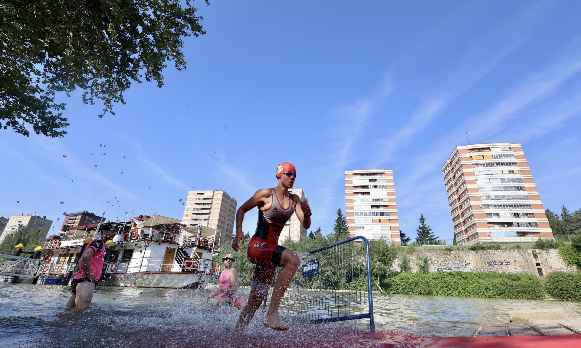 Doscientos atletas prueban su resistencia en la XXVII edición del Triatlón Ciudad de Valladolid