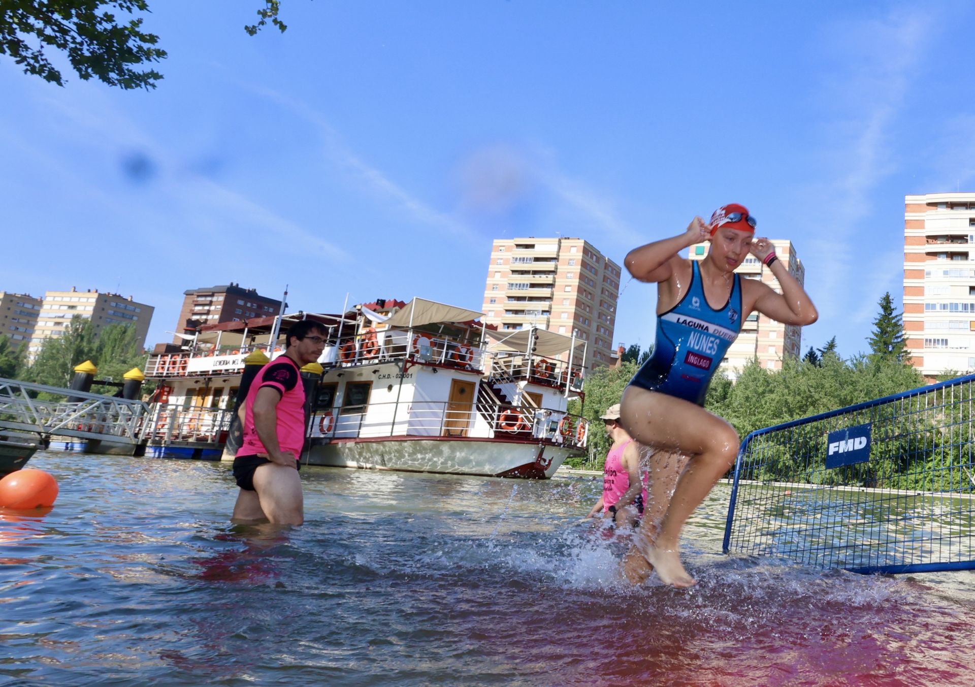 Doscientos atletas prueban su resistencia en la XXVII edición del Triatlón Ciudad de Valladolid