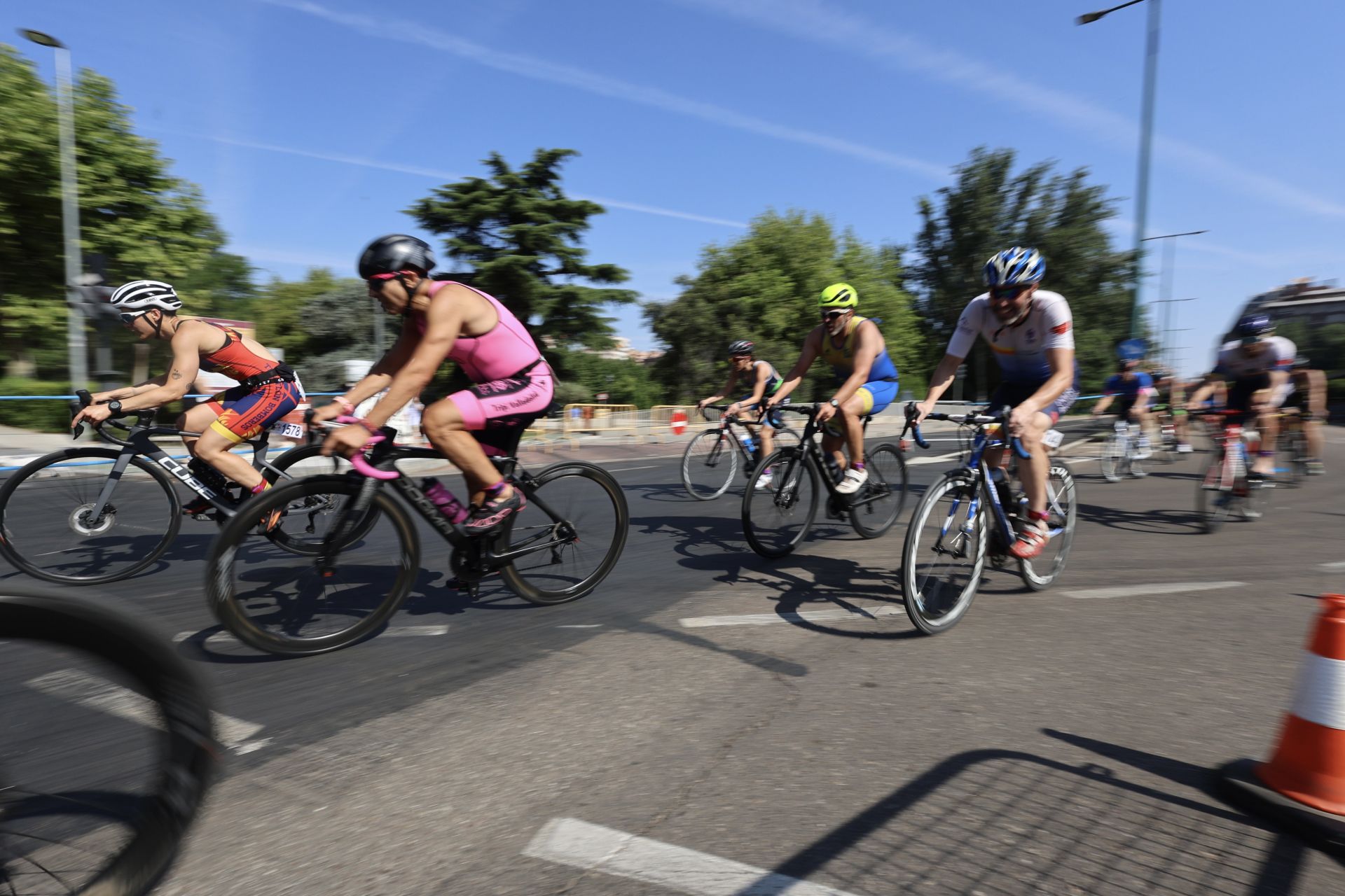 Doscientos atletas prueban su resistencia en la XXVII edición del Triatlón Ciudad de Valladolid