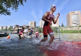 Doscientos atletas prueban su resistencia en la XXVII edición del Triatlón Ciudad de Valladolid
