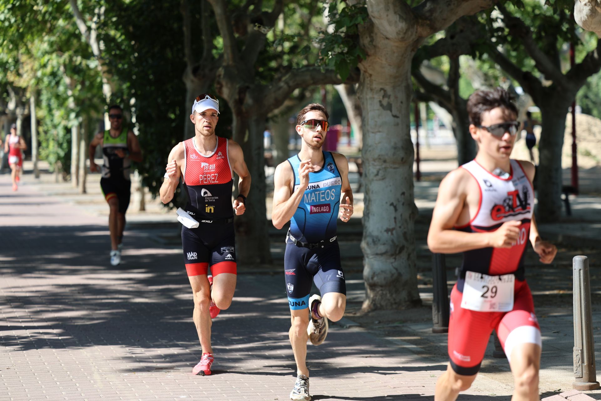 Doscientos atletas prueban su resistencia en la XXVII edición del Triatlón Ciudad de Valladolid