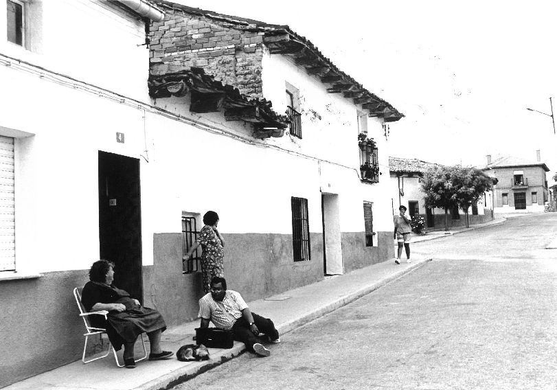 Vecinos de Serrada en una imagen de agosto de 1992.