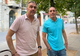 Guillermo Almada ya se encuentra en Valladolid, en la imagen junto a su ayudante Darwin Quintana en la acera de Recoletos.
